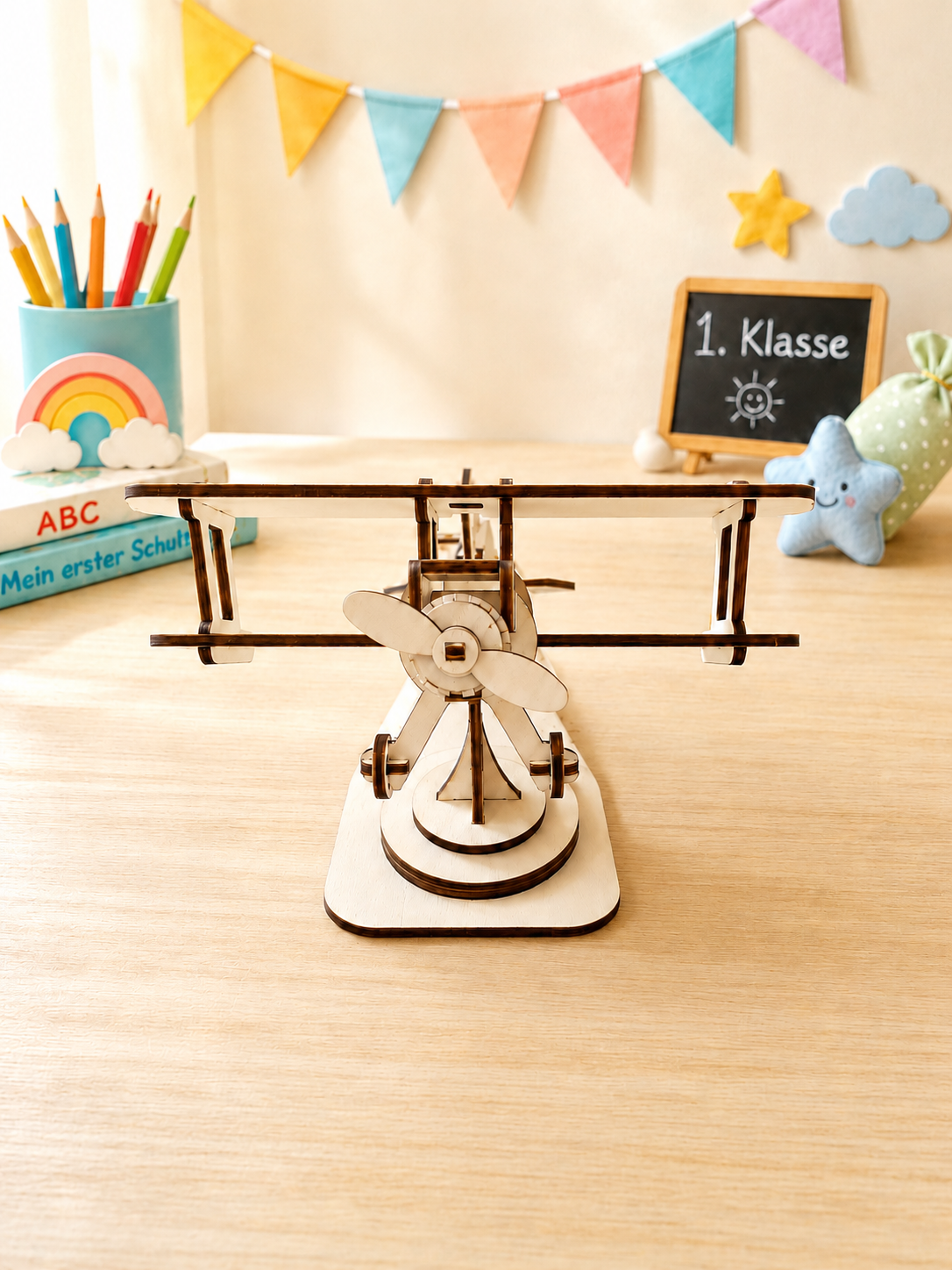 Holz-Flugzeug als Geschenk zum Schulanfang mit personalisierbarem Banner und Kinderzimmer-Deko