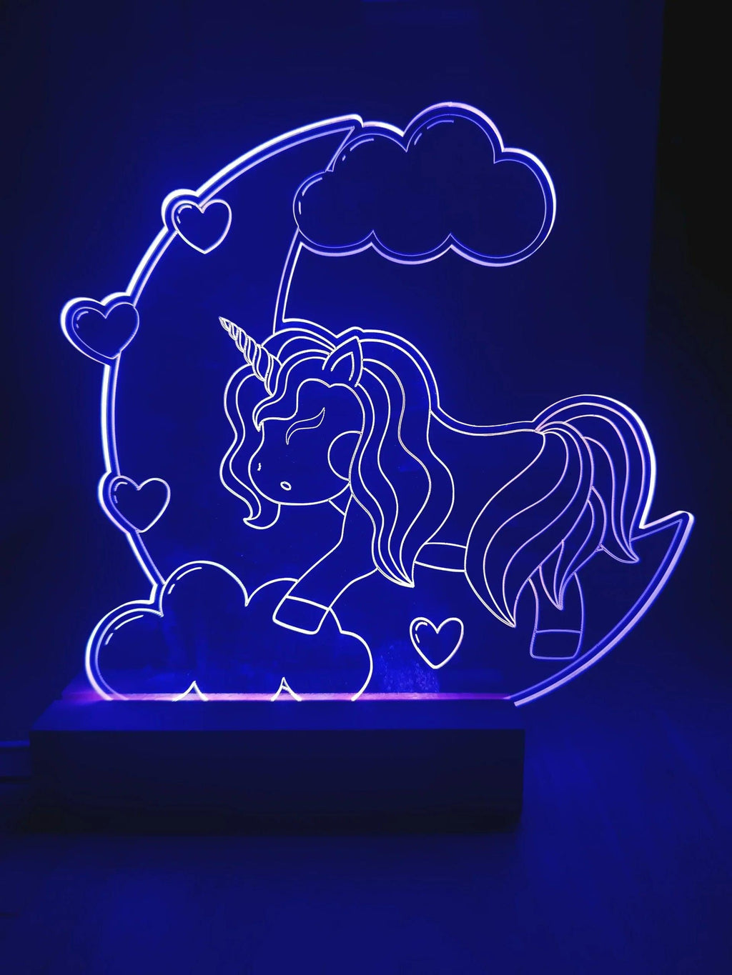 Nahaufnahme der gravierten Acrylscheibe mit LED Beleuchtung