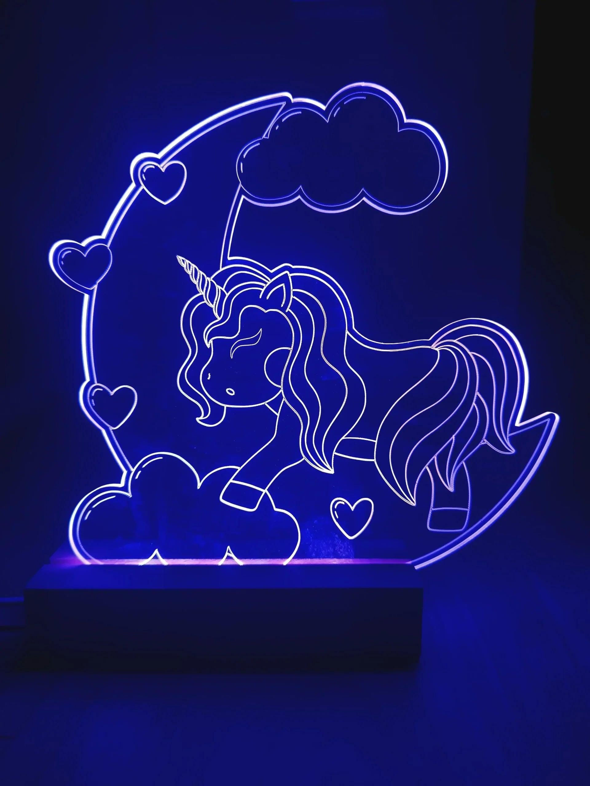 Nahaufnahme der gravierten Acrylscheibe mit LED Beleuchtung