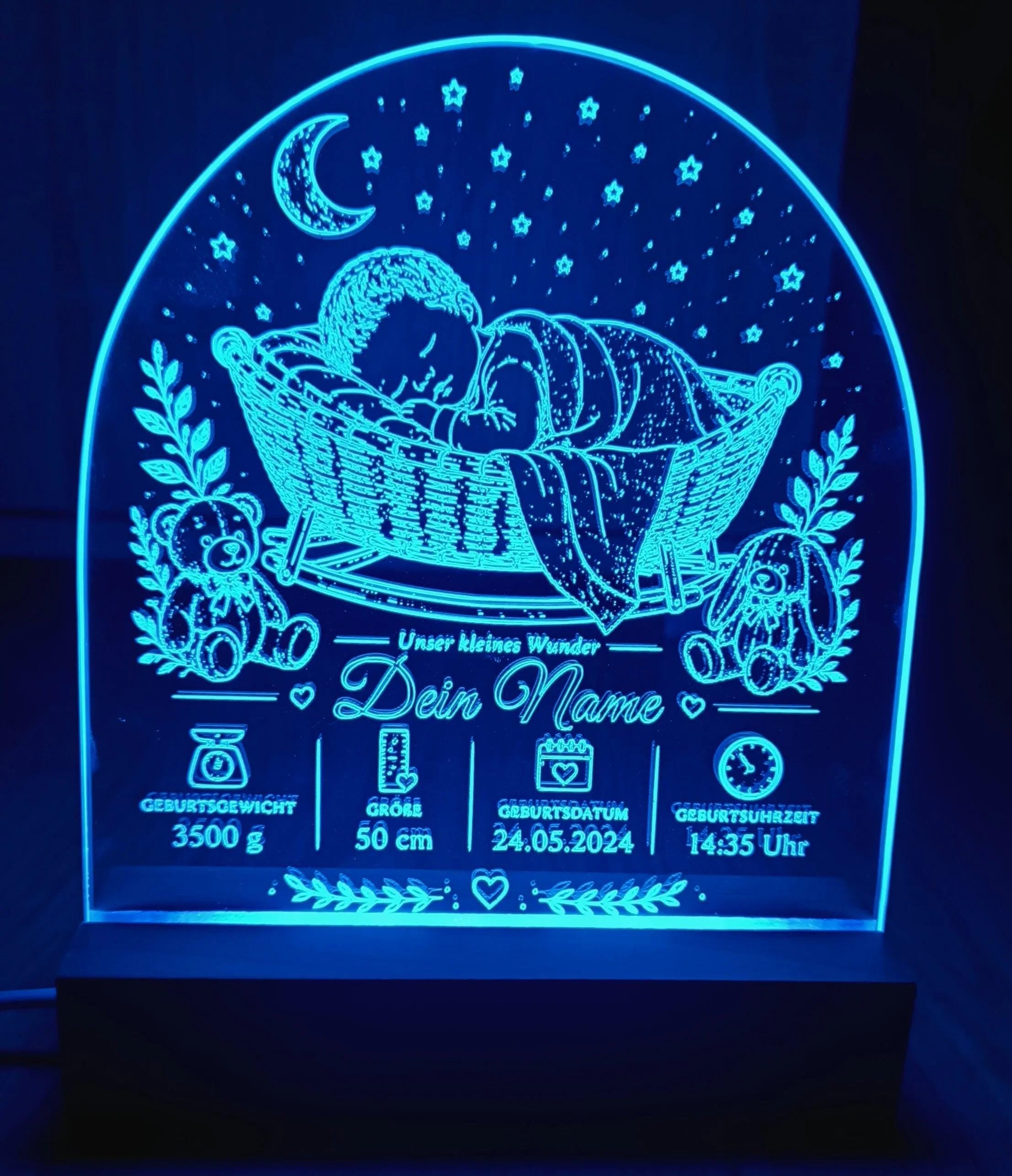 Nahaufnahme der gravierten Acrylscheibe mit LED Beleuchtung
