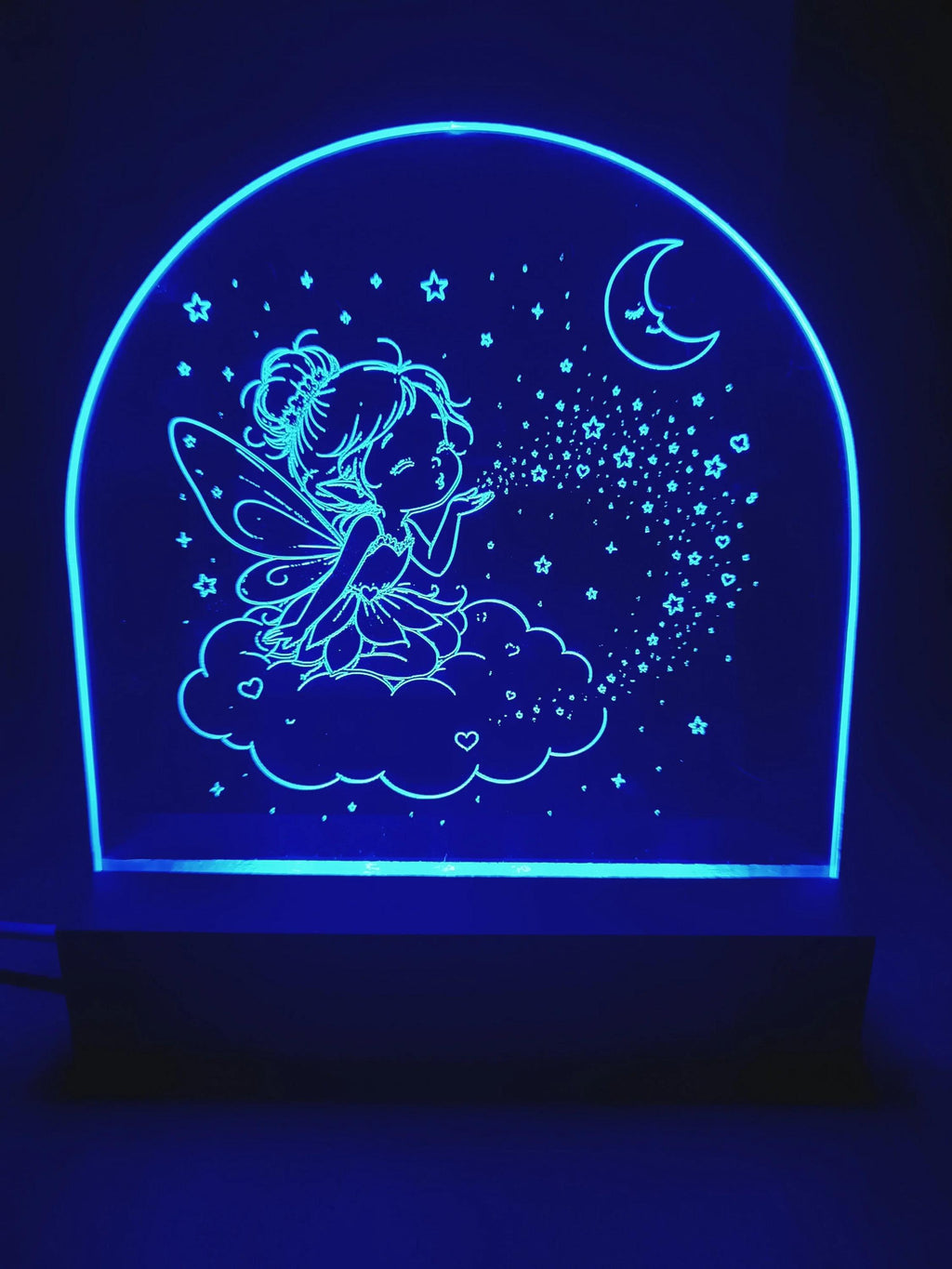 Nahaufnahme der gravierten Acrylscheibe mit LED Beleuchtung