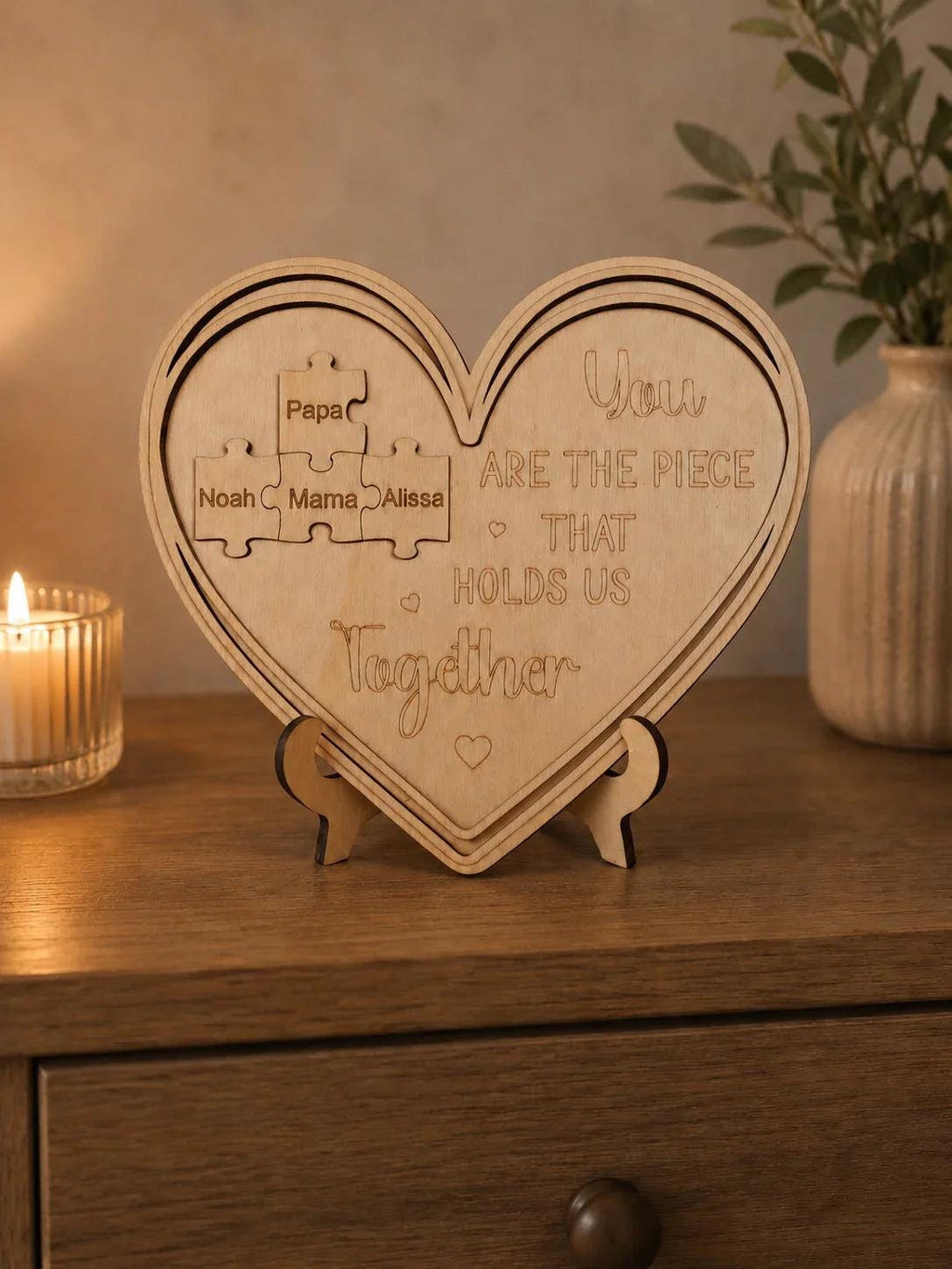 Personalisiertes Familienherz aus Holz mit Puzzle-Namen
