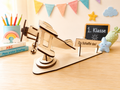 Personalisiertes Holz-Flugzeug zur Einschulung mit Banner Du schaffst das und Grundplatte