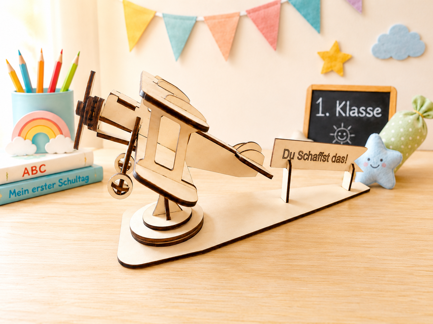 Personalisiertes Holz-Flugzeug zur Einschulung mit Banner Du schaffst das und Grundplatte